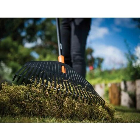 Fiskars Scopa Per Foglie Solid M Rastrello Denti Resistenti Flessibili + Manico 6 Fiskars Scopa Per Foglie Solid M Rastrello Denti Resistenti Flessibili + Manico - immagine 4